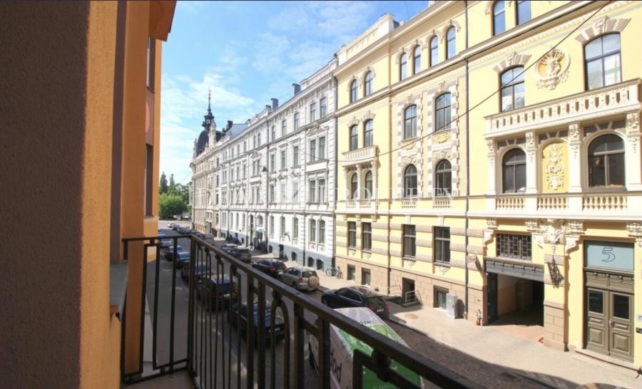 For rent is offered a spacious 6-room apartment in the center of Riga, at  Vilandes Street. 