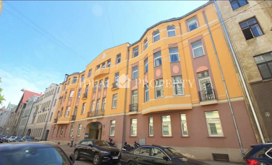 For rent is offered a spacious 6-room apartment in the center of Riga, at  Vilandes Street. 