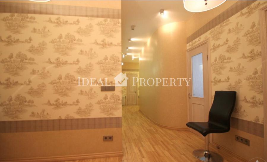 For rent is offered a spacious 6-room apartment in the center of Riga, at  Vilandes Street. 