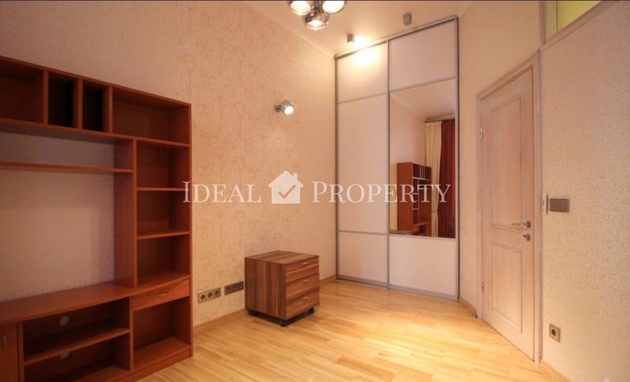 For rent is offered a spacious 6-room apartment in the center of Riga, at  Vilandes Street. 