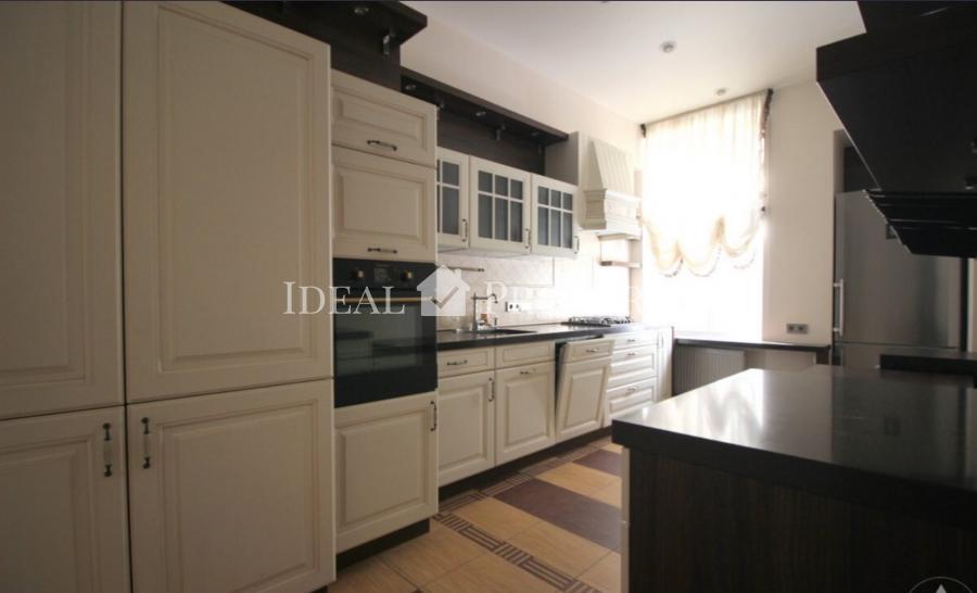 For rent is offered a spacious 6-room apartment in the center of Riga, at  Vilandes Street. 