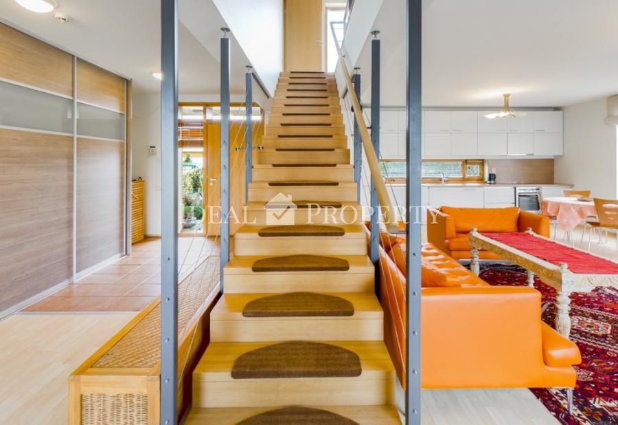 Современный, просторный и качественный двухэтажный частный дом с садом!