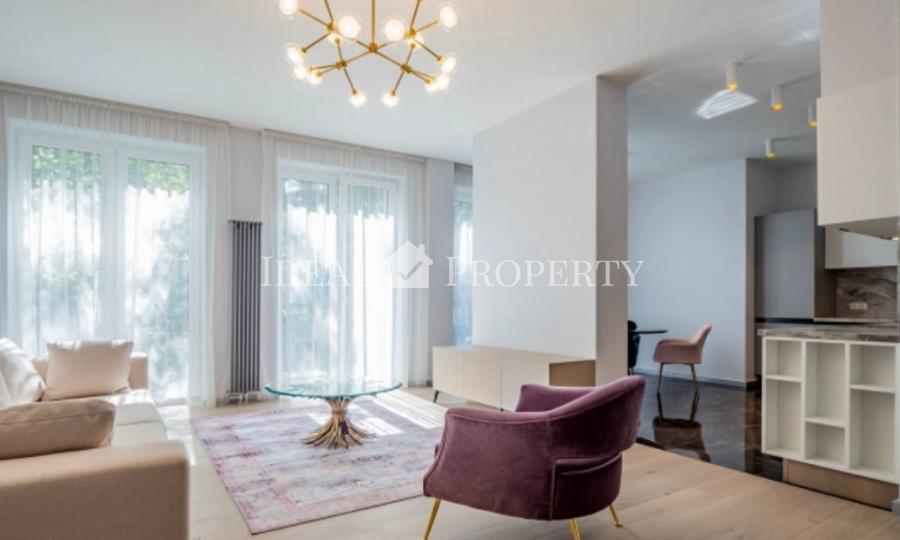 For sale charming duplex apartments with three bedrooms, with their own access to the  perimeter terraces and a roof terrace.