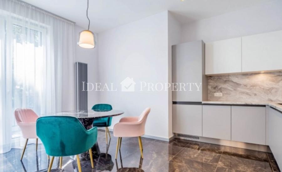 For sale charming duplex apartments with three bedrooms, with their own access to the  perimeter terraces and a roof terrace.