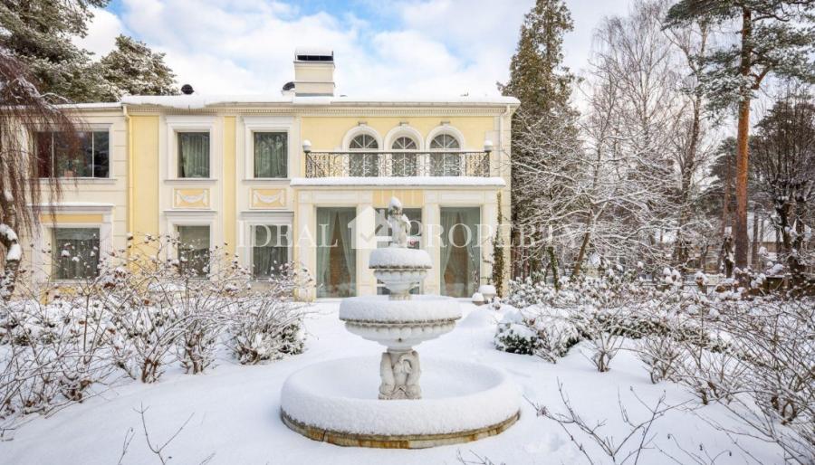 Eleganta, grezna villa ar augstvērtīgu dizainera veidotu iekšējo apdari .