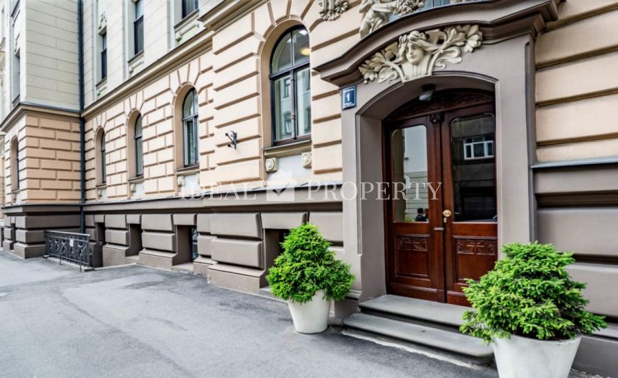 We offer for sale a spacious apartment in the embassy district, at the Rupniecibas str.