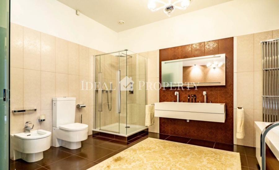 We offer for sale a spacious apartment in the embassy district, at the Rupniecibas str.