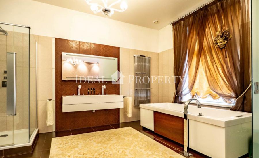 We offer for sale a spacious apartment in the embassy district, at the Rupniecibas str.