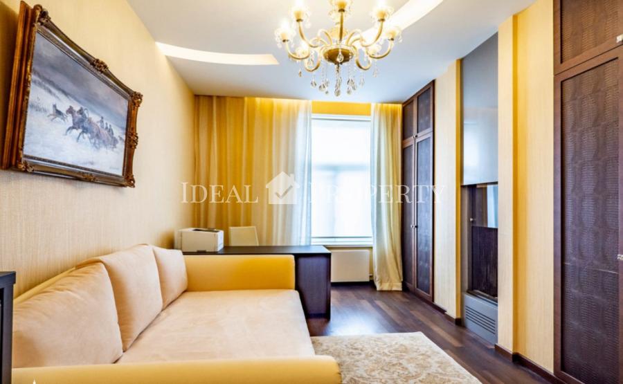 We offer for sale a spacious apartment in the embassy district, at the Rupniecibas str.