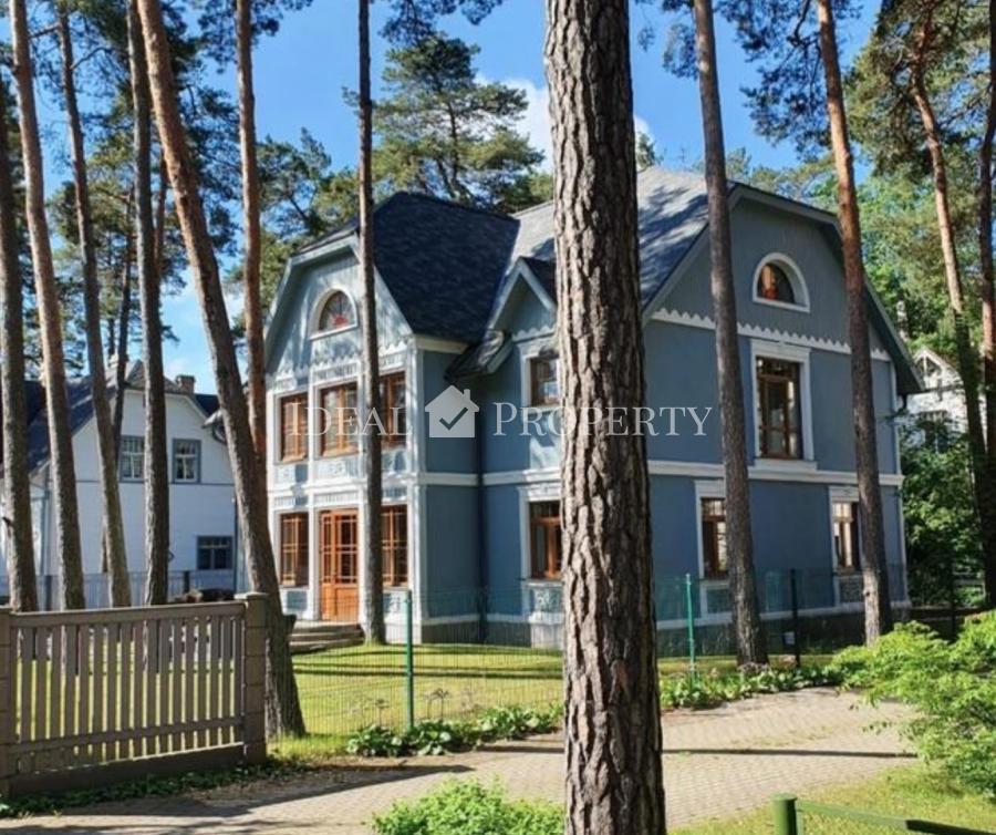 We offer for long-term rent a private house in the central part of Jurmala.