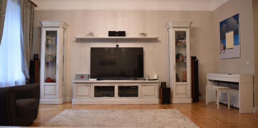 Spacious, beautiful apartment of 160m2 in a quiet center after renovation.