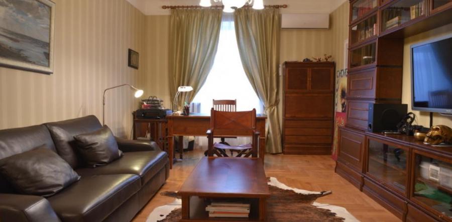 Spacious, beautiful apartment of 160m2 in a quiet center after renovation.