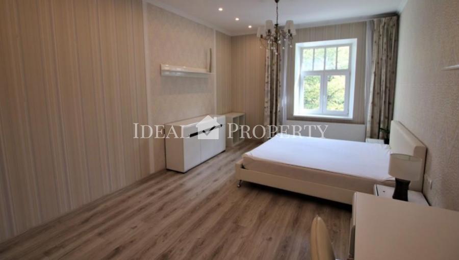 Tastefully furnished apartment in the center of Riga with four isolated rooms. 