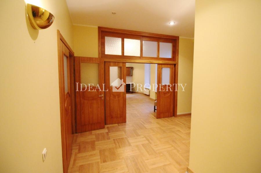 For rent a spacious apartment in the embassy area, on  Vilandes str.