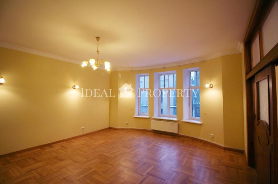 For rent a spacious apartment in the embassy area, on  Vilandes str.