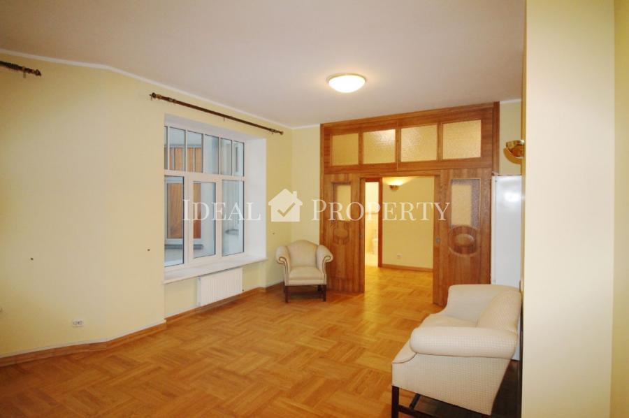 For rent a spacious apartment in the embassy area, on  Vilandes str.