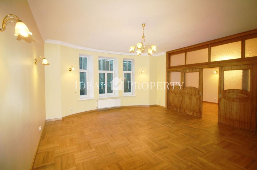 For rent a spacious apartment in the embassy area, on  Vilandes str.