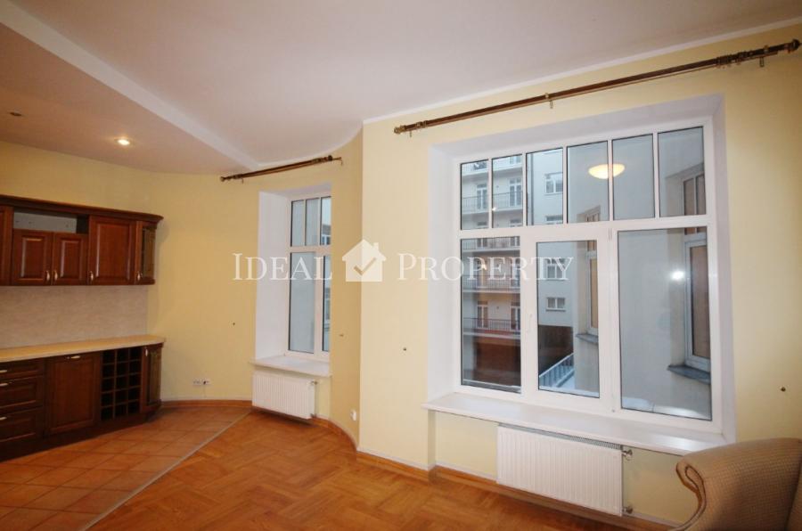 For rent a spacious apartment in the embassy area, on  Vilandes str.