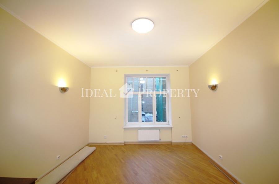 For rent a spacious apartment in the embassy area, on  Vilandes str.