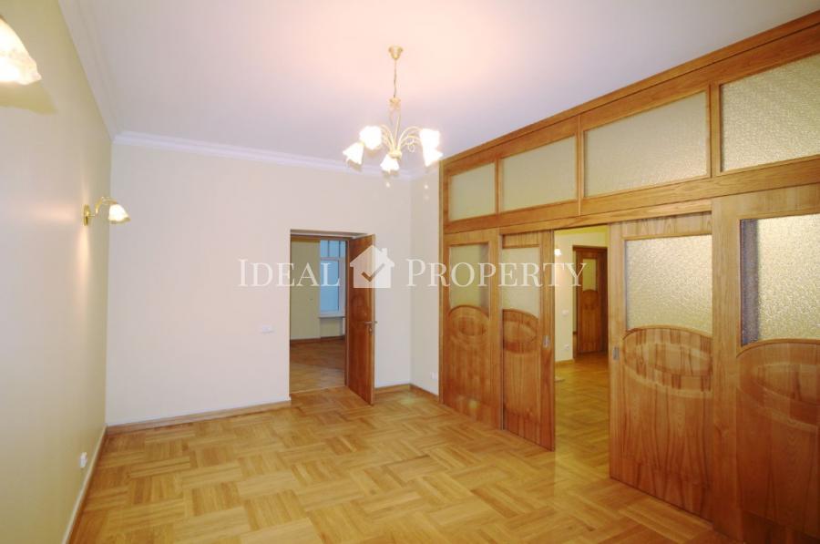 For rent a spacious apartment in the embassy area, on  Vilandes str.