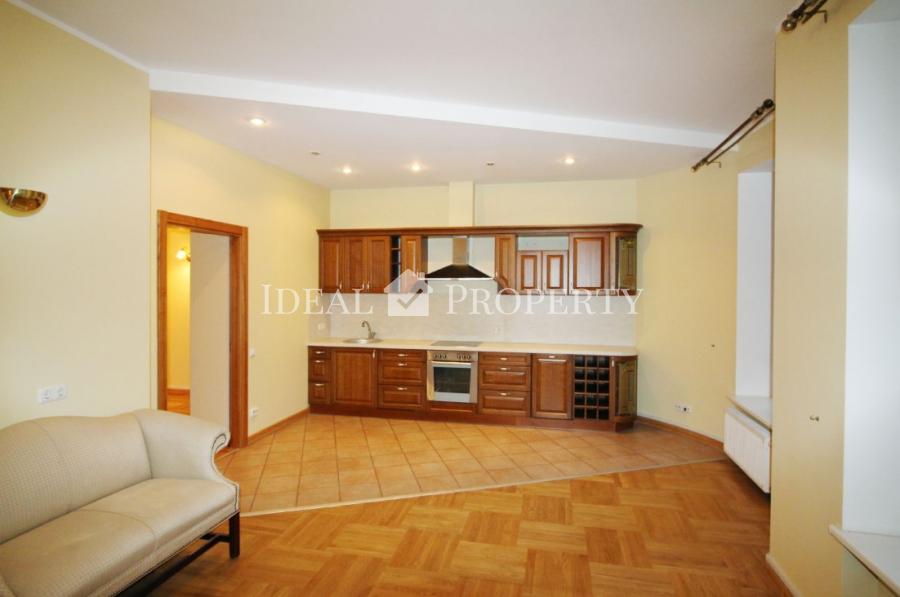 For rent a spacious apartment in the embassy area, on  Vilandes str.