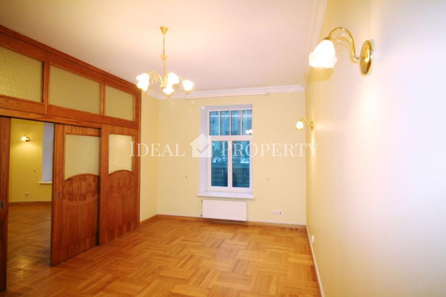 For rent a spacious apartment in the embassy area, on  Vilandes str.