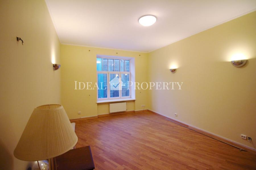 For rent a spacious apartment in the embassy area, on  Vilandes str.