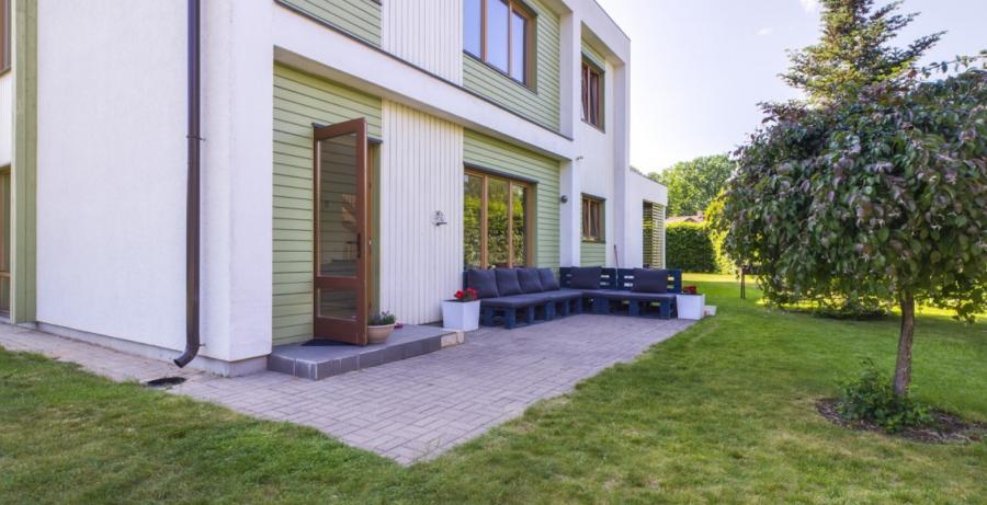 Мы предлагаем удобный семейный дом с большой зелёной зоной в Saliena. 