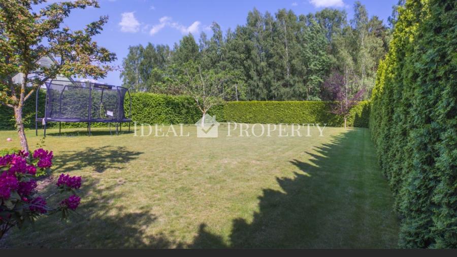 Мы предлагаем удобный семейный дом с большой зелёной зоной в Saliena. 