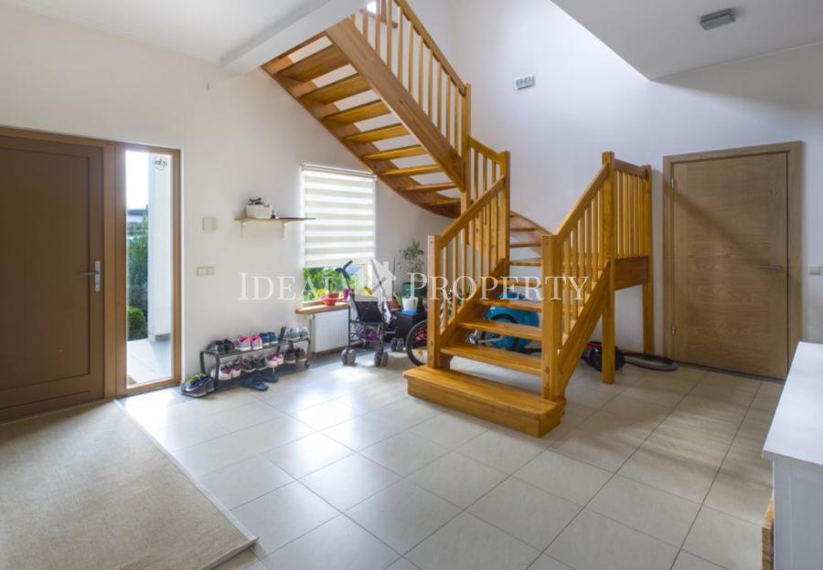 Мы предлагаем удобный семейный дом с большой зелёной зоной в Saliena. 