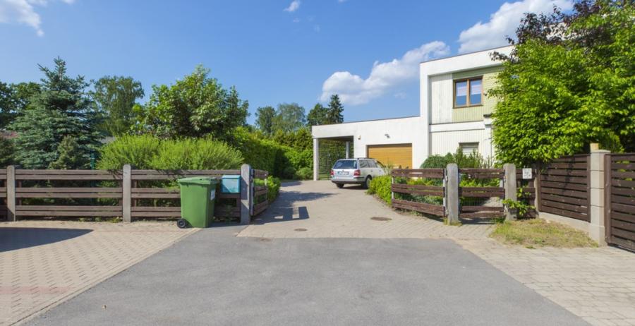 Мы предлагаем удобный семейный дом с большой зелёной зоной в Saliena. 