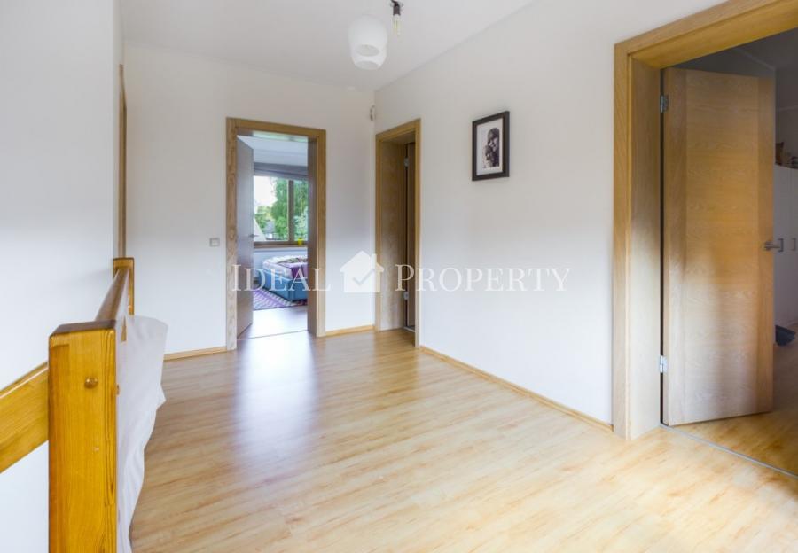 Мы предлагаем удобный семейный дом с большой зелёной зоной в Saliena. 