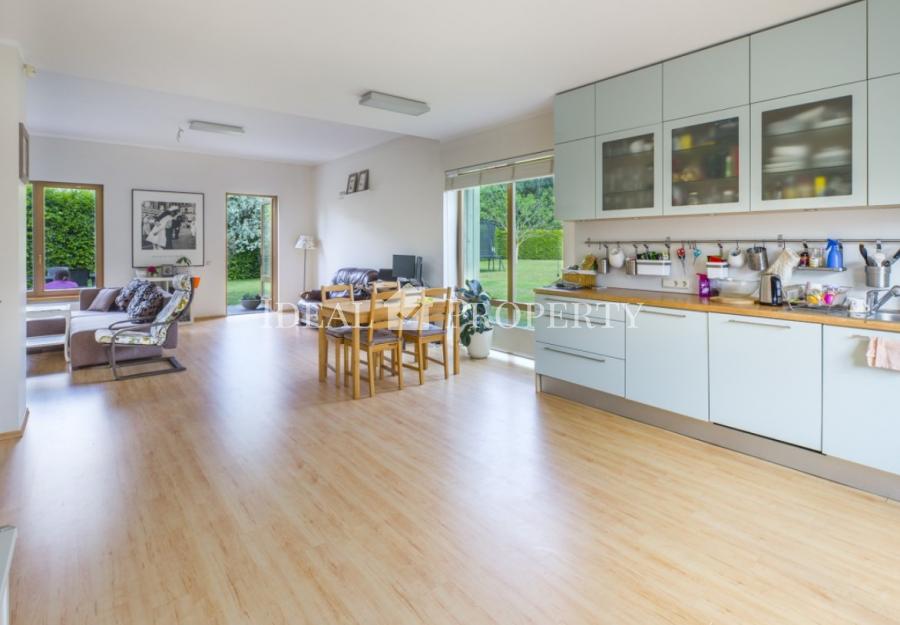 Мы предлагаем удобный семейный дом с большой зелёной зоной в Saliena. 