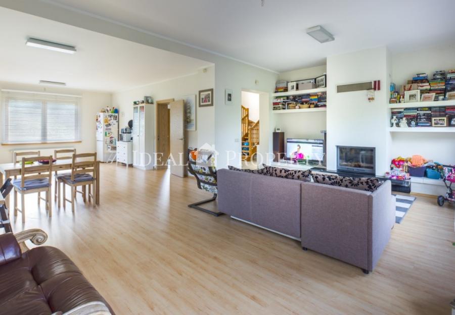 Мы предлагаем удобный семейный дом с большой зелёной зоной в Saliena. 