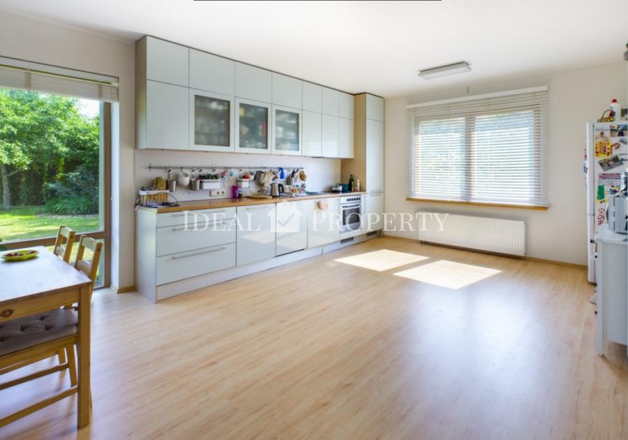 Мы предлагаем удобный семейный дом с большой зелёной зоной в Saliena. 