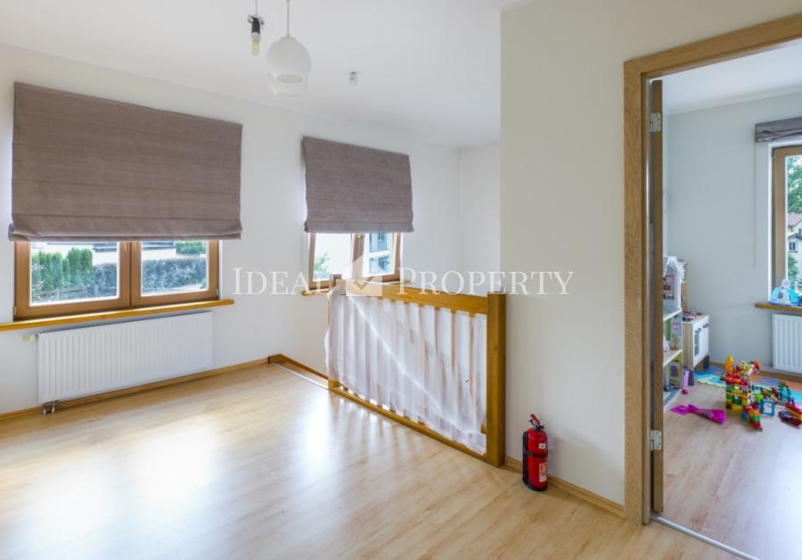 Мы предлагаем удобный семейный дом с большой зелёной зоной в Saliena. 