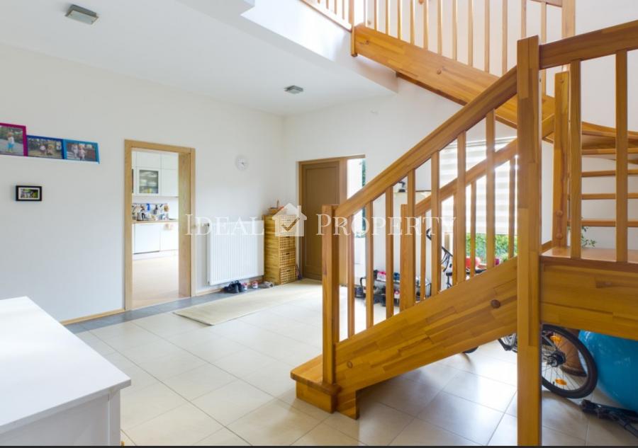 Мы предлагаем удобный семейный дом с большой зелёной зоной в Saliena. 