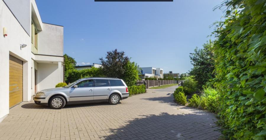 Мы предлагаем удобный семейный дом с большой зелёной зоной в Saliena. 