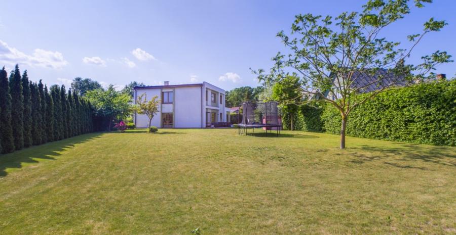 Мы предлагаем удобный семейный дом с большой зелёной зоной в Saliena. 