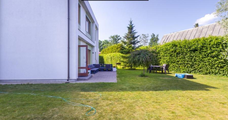 Мы предлагаем удобный семейный дом с большой зелёной зоной в Saliena. 