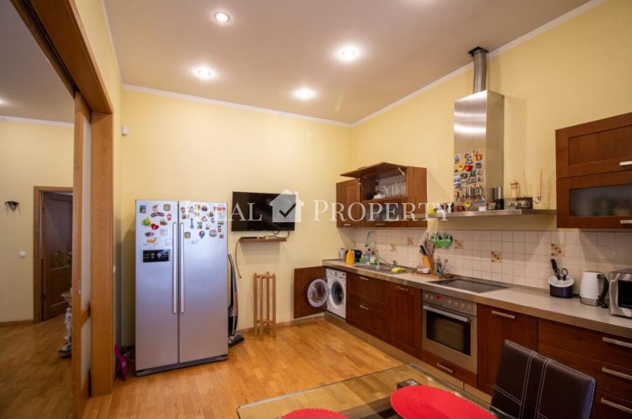 Apartment in the Quiet center, embassy district!