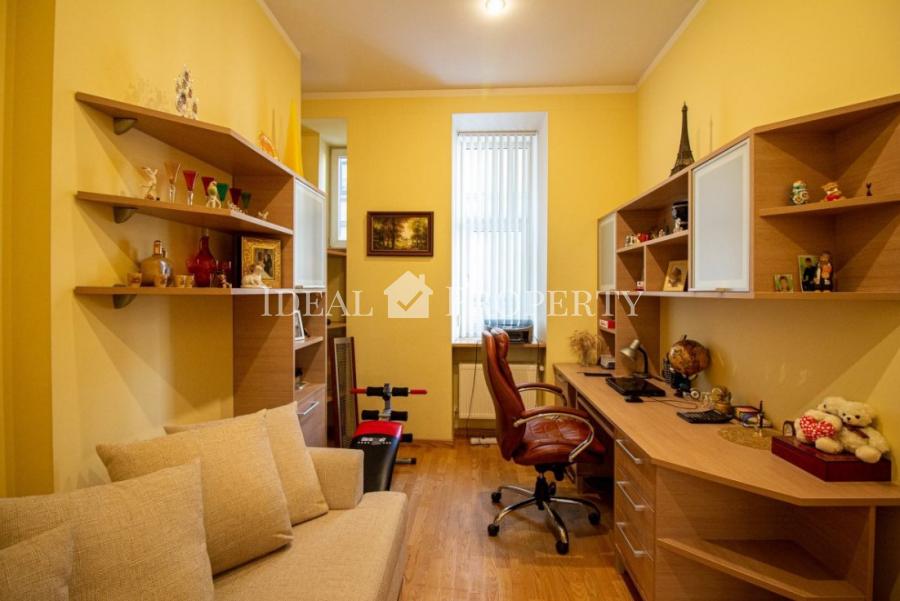 Apartment in the Quiet center, embassy district!