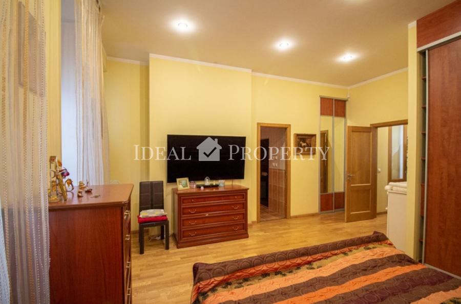 Apartment in the Quiet center, embassy district!