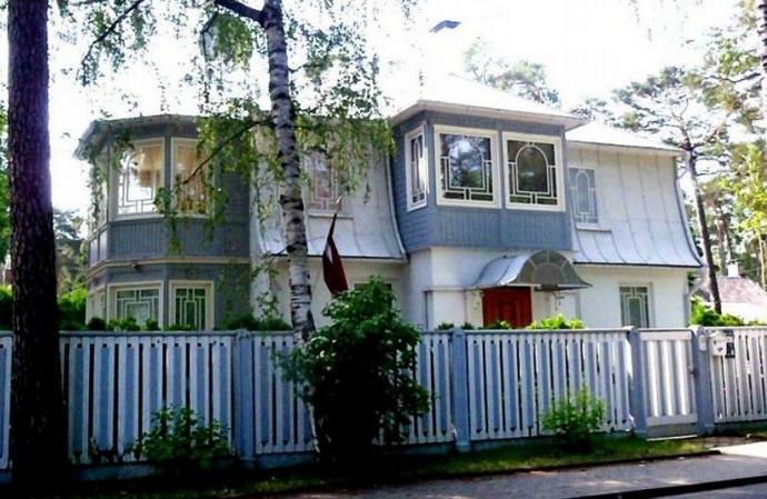 We offer a large 3-storey house for rent 