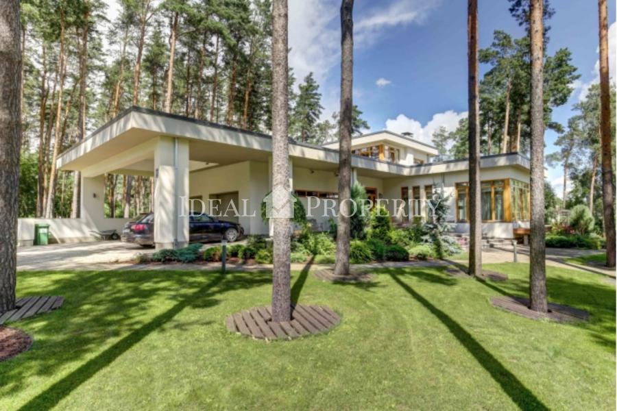 Pārdod plašu privātmāju klusā rajonā Berģi.