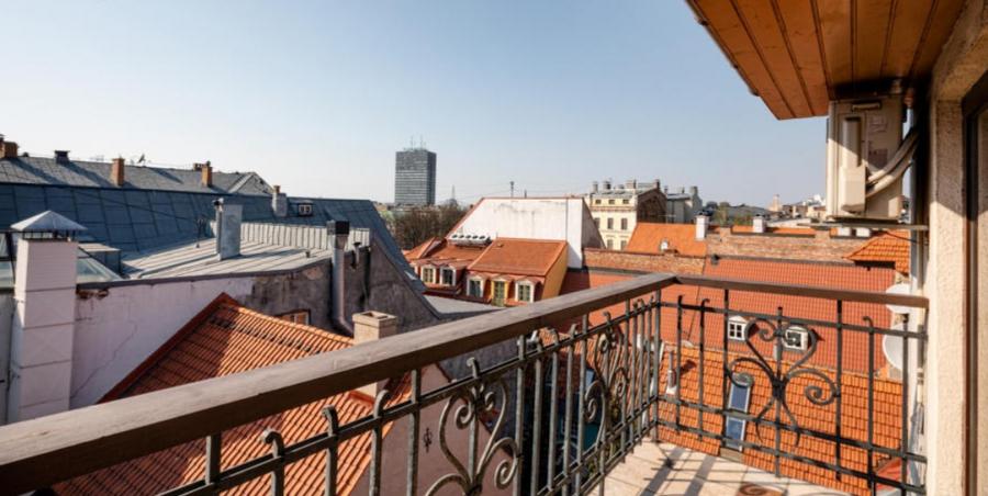 For rent 2 level 3 rooms (2 bedrooms) apartment in the Old Town. 