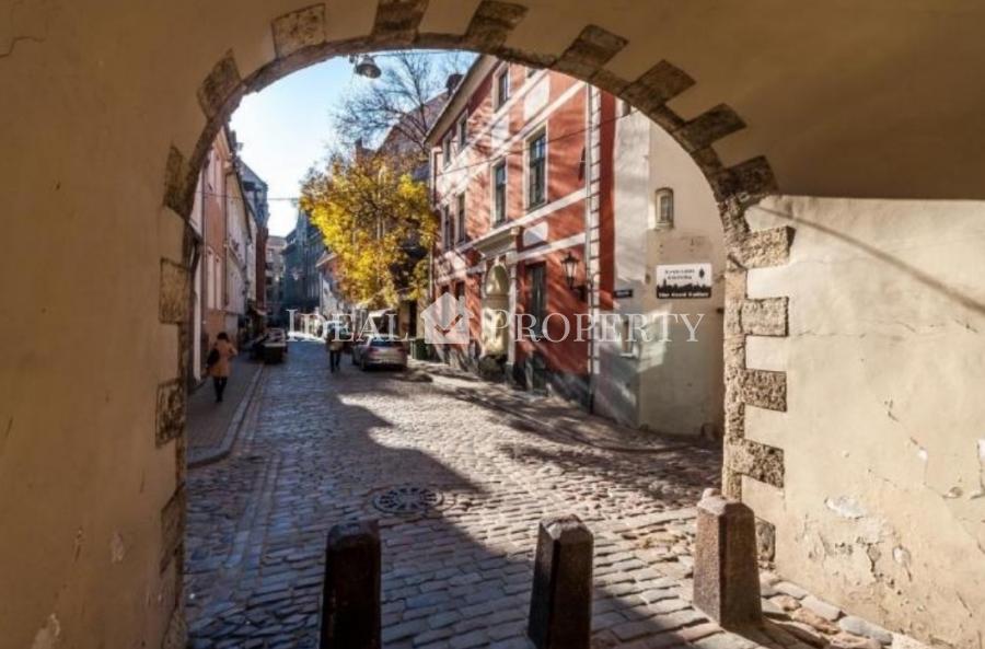 Pārdod Namīpašumu Vecrīgā. Namīpašums atrodas klusā, bet centrālā vietā, blakus Jēkaba kazarmām,