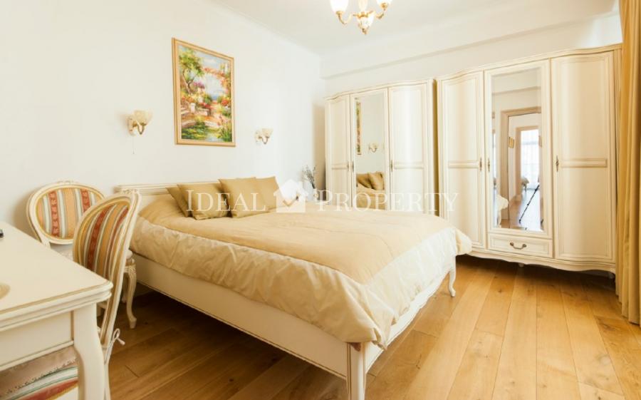 We offer a bright apartment on a quiet street in the city center. 