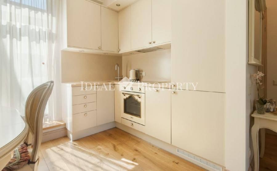 We offer a bright apartment on a quiet street in the city center. 