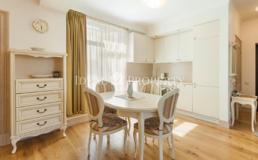 We offer a bright apartment on a quiet street in the city center. 